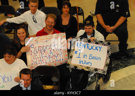 I partecipanti nella lesione cerebrale Alliance of Kentucky Rally ascoltare i legislatori al Kentucky capitale dello stato rotonda per Francoforte, Ky. Il 14 marzo. (Foto di U.S. Air Force Tech. Sgt. Jason Ketterer) Foto Stock