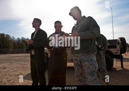 Il Mag. Bruce Bancroft del Kentucky Air National Guard 123della risposta di emergenza gruppo descrive il funzionamento di una porta di antenna di scendere a finti giornalisti a base comuneGuire-Dix Mc-Lakehurst, N.J., 28 marzo 2012. Bancroft stava partecipando a un esercizio chiamato Eagle Bandiera, lungo con più di 80 altri Kentucky aria guardie e circa 50 active-dovere di soldati e guardie di aria dal New Jersey e del Mississippi. (U.S. Air Force foto di magg. Dale Greer) Foto Stock