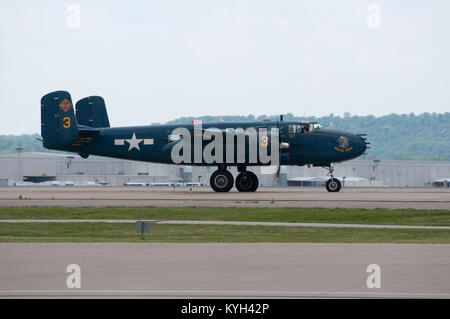 Il B-25 "Diavolo cane " taxi sulla Kentucky Air National Guard asfalto dopo lo sbarco a Louisville, KY., il 20 aprile 2012. Il Kentucky Air National Guard Base servirà ancora una volta come il trampolino di lancio per velivoli militari slated per apparire in questo weekend di 22-annuale di Thunder su Louisville air show. Quest'anno il programma offre più di 25 militari attuali aerei ed elicotteri da parte degli Stati Uniti Servizi armati e militare canadese, così come la varietà di guerra storico di uccelli. Tra le principali caratteristiche vi sono la F-22 Raptor, un B-2 bombardiere Stealth e F/A-18 calabroni. (U.S. Air Force foto di Master Sgt. Phil S Foto Stock