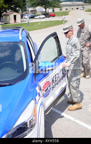 Il cap. Geremy Harper guarda dentro il ritmo di ufficiale di macchina per la NASCAR Quaker State 400 durante un Kentucky Sppedway visita a Boone Guardia Nazionale nel centro di Francoforte, Ky., 15 giugno 2012. Funzionari di speedway Uniti Kentucky aiutante generale, il Mag. Gen. Edward W. Tonini nel celebrare la guardia del Kentucky Speedway e partnership e offre anche biglietti scontati per guardie. (Kentucky Guardia Nazionale foto di Sgt. Scott Raymond) Foto Stock