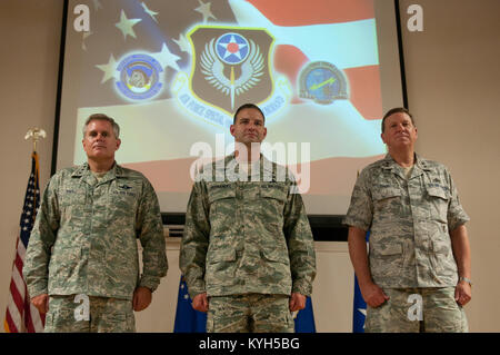 Lt. Gen. Eric Fiel, comandante dell'U.S. Air Force Special Operations Command, presenta una Stella di Bronzo al Master Sgt. Robert Fernandez, 123Tattiche speciali Squadron combat controller, al Kentucky Air National Guard Base in Louisville, KY. il 28 giugno 2012. L'aiutante generale del Commonwealth del Kentucky, il Mag. Gen. Edward W. Tonini era anche a portata di mano per presentare un cuore viola e 10 altre decorazioni militari ai membri della Guardia di 123Tattiche speciali squadrone per il loro eccellente servizio in Iraq e in Afghanistan. (U.S. Air Force foto di Master Sgt. Phil Speck) Foto Stock