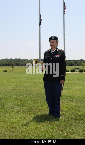 Sgt. Jennifer Bowling si prepara a riprodurre i rubinetti durante una cerimonia a Fort Eustis, Virginia, luglio 2012.(Kentucky Guardia Nazionale foto di Sgt. 1. Classe Steve Baker) Foto Stock