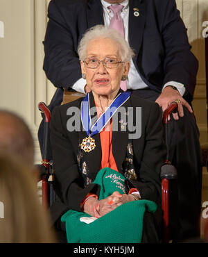 Ex NASA matematico Katherine Johnson riceve la medaglia presidenziale della libertà Foto Stock