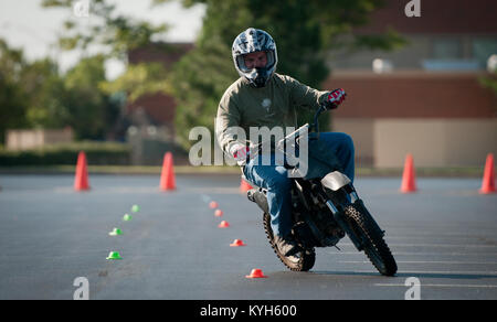Kentucky Air National Guard Tech. Sgt. Don Yeats, 123Tattiche speciali squadrone manutenzione radio specialista, tesse in fuori di coni durante una sicurezza del motociclo Train-the-trainer in corso presso il Kentucky Air National Guard Base in Louisville, KY., su agosto 23, 2012. Il corso, parte della sicurezza dei motocicli della Fondazione programma RiderCoach, è stato progettato in parte per la formazione di istruttori degli studenti in modo che possano andare a insegnare la sicurezza dei motocicli ad altri membri del servizio. (Kentucky Air National Guard foto di Master Sgt. Phil Speck) Foto Stock