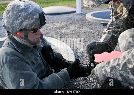 Soldati dell'esercito del Kentucky Guardia Nazionale 751st truppa condotta di comando armi individuali qualifica a Wendell H. Ford Centro di Formazione Regionale in Greenville, Ky., Ottobre 27, 2012. (U.S. Esercito Foto di Sgt. Cody Stagner, 133Mobile degli affari pubblici Distacco/rilasciato) Foto Stock