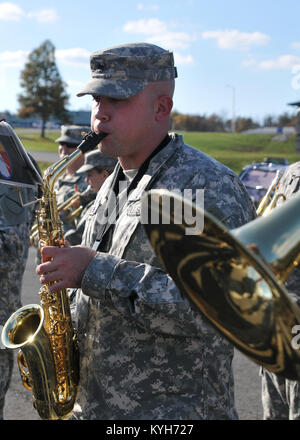 Un esercito del Kentucky soldato della protezione nazionale da 202nd Band suona il sassofono durante la truppa 751st il comando Modifica del comando cerimonia al Wendell H. Ford Centro di Formazione Regionale in Greenville, Ky., Ottobre 27, 2012. La cerimonia ha accolto con favore il tenente Col. Scott C. Thomas come il nuovo Comandante della 751st. (U.S. Esercito Foto di Sgt. Cody Stagner, 133Mobile degli affari pubblici Distacco/rilasciato) Foto Stock