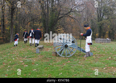 La guerra del 1812 re-enactors partecipare ad una simulazione di battaglia durante la Muster sull'accampamento di Wabash a Vincennes, Ind. nov. 3-4, 2012. (KYNG foto di Sgt. Scott Raymond) Foto Stock