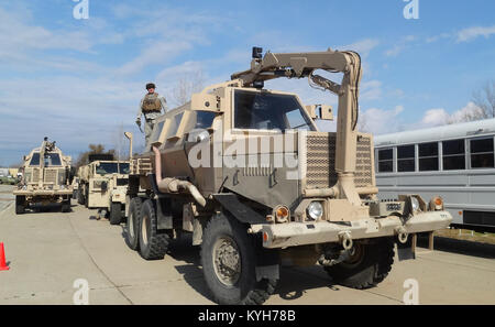 I soldati dell'Ingegnere 1123rd azienda treno sul Buffalo surrogato del veicolo (UFAS) come parte del loro treno-up per instradare le operazioni di sdoganamento in Afghanistan. Il bufalo indiano è una miniera resistente imboscata protetto (MRAP) veicolo con un braccio idraulico utilizzato per interrogare suspectedImprovised dispositivi esplosivi (IED).(KYNG foto di Sgt. Kelly Burch, unità 1123rd Affari pubblici rappresentante Historian) Foto Stock