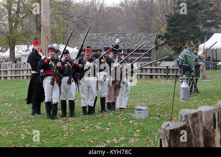 La guerra del 1812 re-enactors partecipare ad una simulazione di battaglia durante la Muster sull'accampamento di Wabash a Vincennes, Ind. nov. 3-4, 2012. (KYNG foto di Sgt. Scott Raymond) Foto Stock