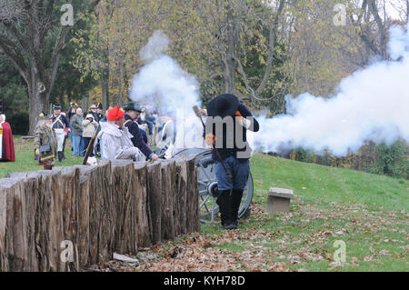 La guerra del 1812 re-enactors partecipare ad una simulazione di battaglia durante la Muster sull'accampamento di Wabash a Vincennes, Ind. nov. 3-4, 2012. (KYNG foto di Sgt. Scott Raymond) Foto Stock