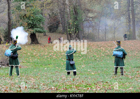 La guerra del 1812 re-enactors partecipare ad una simulazione di battaglia durante la Muster sull'accampamento di Wabash a Vincennes, Ind. nov. 3-4, 2012. (KYNG foto di Sgt. Scott Raymond) Foto Stock