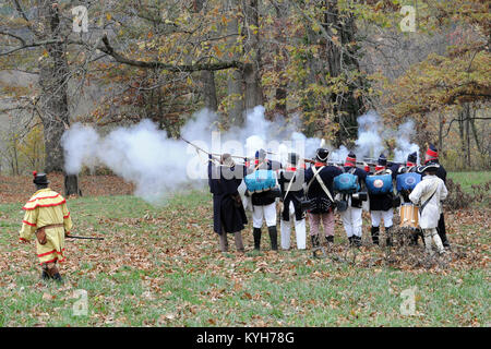 La guerra del 1812 re-enactors partecipare ad una simulazione di battaglia durante la Muster sull'accampamento di Wabash a Vincennes, Ind. nov. 3-4, 2012. (KYNG foto di Sgt. Scott Raymond) Foto Stock