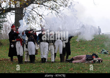 La guerra del 1812 re-enactors partecipare ad una simulazione di battaglia durante la Muster sull'accampamento di Wabash a Vincennes, Ind. nov. 3-4, 2012. (KYNG foto di Sgt. Scott Raymond) Foto Stock