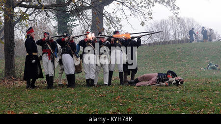 La guerra del 1812 re-enactors partecipare ad una simulazione di battaglia durante la Muster sull'accampamento di Wabash a Vincennes, Ind. nov. 3-4, 2012. (KYNG foto di Sgt. Scott Raymond) Foto Stock