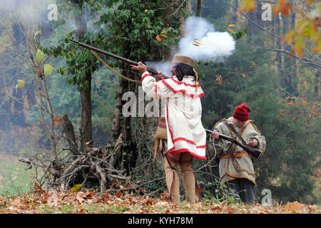 La guerra del 1812 re-enactors partecipare ad una simulazione di battaglia durante la Muster sull'accampamento di Wabash a Vincennes, Ind. nov. 3-4, 2012. (KYNG foto di Sgt. Scott Raymond) Foto Stock