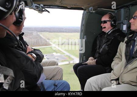 CAMP ATTERBURY, IN (19 novembre 2012)-- Dr. Pearse Lyons, fondatore e presidente di Alltech, viaggia da Camp Atturbury al Motor Speedway di Indianapolis tramite elicottero Blackhawk come parte del datore di lavoro di supporto e di guardia civica riserva leader il programma. Il ESGR Civic leader dell' programma incluso un C-130 volo per Camp Atterbury per guardare il Kentucky truppe di guardia in formazione, un Blackhawk di volo a Indy500 Motor Speedway di ricevere un Indy-tandem ride in una Guardia nazionale auto e briefing chiave dal ESGR funzionari. (Foto di Lt. Col. Kirk Hilbrecht, direttore degli affari pubblici, Kentucky Nazione Foto Stock