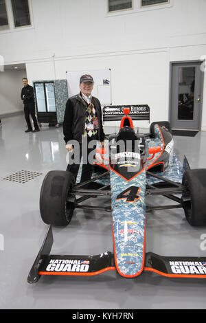 INDIANAPOLIS, IN (19 novembre 2012)-- Dr. Pearse Lyons, fondatore e presidente di Alltech, sorge accanto alla Guardia Nazionale Indycar a Panther Racing presso la sede centrale, Indianapolis, In. Il ESGR Civic leader dell' programma incluso un C-130 volo per Camp Atterbury per guardare il Kentucky truppe di guardia in formazione, un Blackhawk di volo a Indy500 Motor Speedway di ricevere un Indy-tandem ride in una Guardia nazionale auto e briefing chiave dal ESGR funzionari. (Foto di Lt. Col. Kirk Hilbrecht, direttore degli affari pubblici, Kentucky Guardia Nazionale) Foto Stock