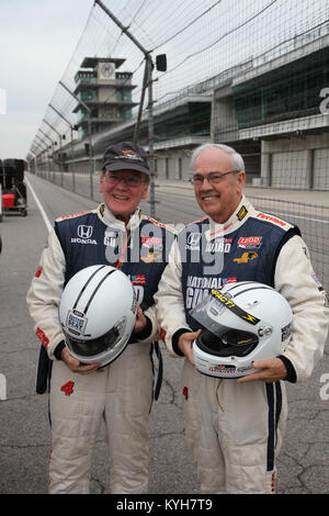 INDIANAPOLIS Motor Speedway, IN (19 novembre 2012)-- Dr. Pearse Lyons, fondatore e presidente di Alltech, sorge con l' ex governatore del Kentucky Paul Patton prima della loro tandem Indycar racing experience. Il ESGR Civic leader dell' programma incluso un C-130 volo per Camp Atterbury per guardare il Kentucky truppe di guardia in formazione, un Blackhawk di volo a Indy500 Motor Speedway di ricevere un Indy-tandem ride in una Guardia nazionale auto e briefing chiave dal ESGR funzionari. (Foto di Lt. Col. Kirk Hilbrecht, direttore degli affari pubblici, Kentucky Guardia Nazionale) Foto Stock