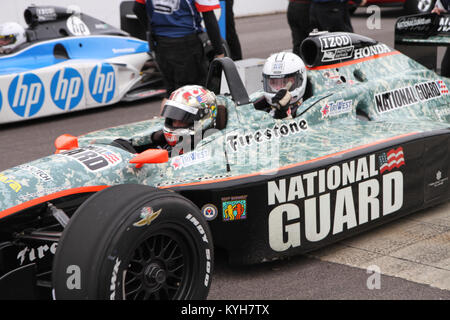 INDIANAPOLIS Motor Speedway, IN (19 novembre 2012)-- Dr. Pearse Lyons, fondatore e presidente di Alltech, siede nella Guardia Nazionale Indycar tandem prima di enduring due-130MPH giri a Indy500 speedway come parte del datore di lavoro di supporto e di guardia civica riserva leader dell' programma. Il ESGR Civic leader dell' programma incluso un C-130 volo per Camp Atterbury per guardare il Kentucky truppe di guardia in formazione, un Blackhawk di volo a Indy500 Motor Speedway di ricevere un Indy-tandem ride in una Guardia nazionale auto e briefing chiave dal ESGR funzionari. (Foto di Lt. Col. Kirk Hilbrecht, Direttore di Foto Stock