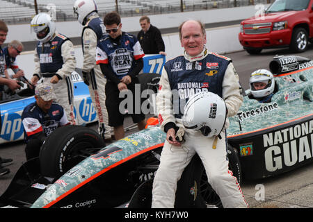 INDIANAPOLIS Motor Speedway, IN (19 novembre 2012)-- Dr. Pearse Lyons, fondatore e presidente di Alltech, sorge accanto al tandem Indycar dopo due-130MPH giri a Indy500 speedway come parte del datore di lavoro di supporto e di guardia civica riserva leader dell' programma. Il ESGR Civic leader dell' programma incluso un C-130 volo per Camp Atterbury per guardare il Kentucky truppe di guardia in formazione, un Blackhawk di volo a Indy500 Motor Speedway di ricevere un Indy-tandem ride in una Guardia nazionale auto e briefing chiave dal ESGR funzionari. (Foto di Lt. Col. Kirk Hilbrecht, direttore degli affari pubblici, ke Foto Stock