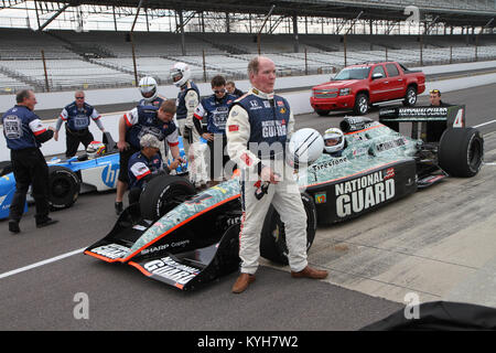 INDIANAPOLIS Motor Speedway, IN (19 novembre 2012)-- Dr. Pearse Lyons, fondatore e presidente di Alltech, sorge accanto al tandem Indycar dopo due-130MPH giri a Indy500 speedway come parte del datore di lavoro di supporto e di guardia civica riserva leader dell' programma. Il ESGR Civic leader dell' programma incluso un C-130 volo per Camp Atterbury per guardare il Kentucky truppe di guardia in formazione, un Blackhawk di volo a Indy500 Motor Speedway di ricevere un Indy-tandem ride in una Guardia nazionale auto e briefing chiave dal ESGR funzionari. (Foto di Lt. Col. Kirk Hilbrecht, direttore degli affari pubblici, ke Foto Stock