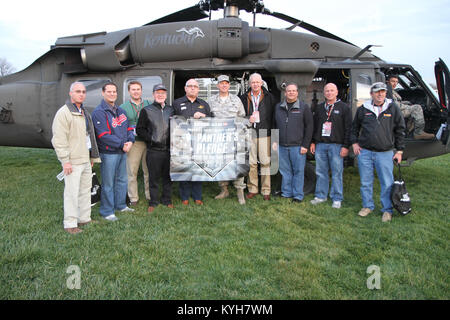 INDIANAPOLIS Motor Speedway, IN (19 novembre 2012)-- Dr. Pearse Lyons, fondatore e presidente di Alltech, sorge con la sua Blackhawk 'chalk" dopo un leader civico volo tandem Indycar ride e dimostrazione dal vivo del Kentucky Guardia nazionale durante il corso di formazione. (Foto di Lt. Col. Kirk Hilbrecht, direttore degli affari pubblici, Kentucky Guardia Nazionale) Foto Stock