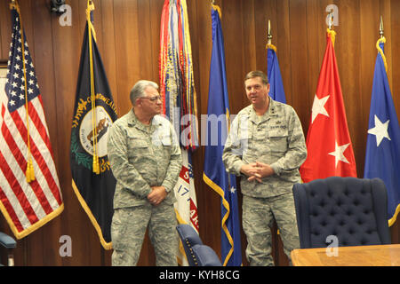 Francoforte, Ky (30 novembre 2012) Membro del Kentucky congiunto del quartier generale delle forze ha ospitato una improvvisata pensione pranzo per Briga. Gen. Michael Dornbush, Direttore del giunto personale in Francoforte, Venerdì. (Air Force foto di Lt. Col. Kirk Hilbrecht, Kentucky Guard Public Affairs Officer). Foto Stock