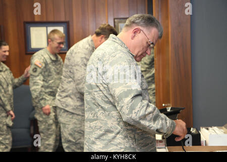 Francoforte, Ky (30 novembre 2012) Membro del Kentucky congiunto del quartier generale delle forze ha ospitato una improvvisata pensione pranzo per Briga. Gen. Michael Dornbush, Direttore del giunto personale in Francoforte, Venerdì. (Air Force foto di Lt. Col. Kirk Hilbrecht, Kentucky Guard Public Affairs Officer). Foto Stock