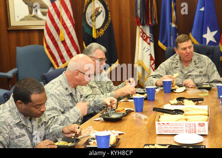 Francoforte, Ky (30 novembre 2012) Membro del Kentucky congiunto del quartier generale delle forze ha ospitato una improvvisata pensione pranzo per Briga. Gen. Michael Dornbush, Direttore del giunto personale in Francoforte, Venerdì. (Air Force foto di Lt. Col. Kirk Hilbrecht, Kentucky Guard Public Affairs Officer). Foto Stock