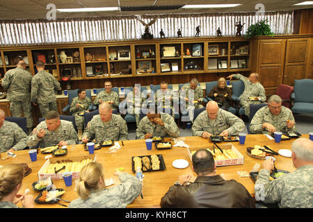 Francoforte, Ky (30 novembre 2012) Membro del Kentucky congiunto del quartier generale delle forze ha ospitato una improvvisata pensione pranzo per Briga. Gen. Michael Dornbush, Direttore del giunto personale in Francoforte, Venerdì. (Air Force foto di Lt. Col. Kirk Hilbrecht, Kentucky Guard Public Affairs Officer). Foto Stock