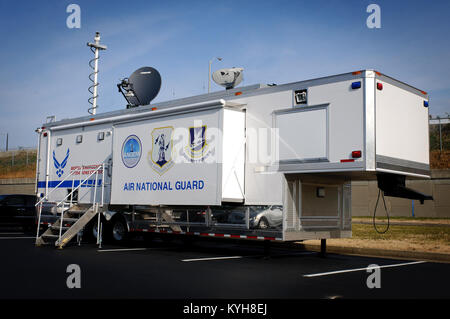 Il Kentucky Air National Guard's 123Ingegnere Civile Squadron ricevuto all'avanguardia Mobile Emergency Operations Center su nov. 27, 2012. Il $750.000 MEOC potenzierà il Louisville, KY. unità basata su capacità di sostegno civile soccorritori di emergenza a seguito di una catastrofe negli Stati Uniti. (U.S. Air Force photo by Staff Sgt. Maxwell Rechel) Foto Stock