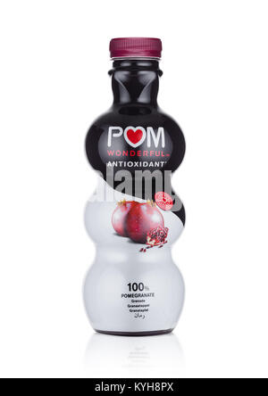 LONDON, Regno Unito - 10 gennaio 2018: una bottiglia di Pom antiossidante meraviglioso 100% pomergranate succo su sfondo bianco Foto Stock