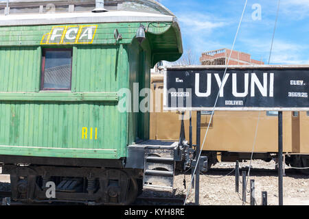 Uyuni stazione ferroviaria vecchio carrello. incredibile pianure di sale nelle montagne andine. Bolivia Foto Stock