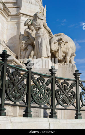 Ringhiere decorative di fronte al monumento di Sebastião José de Carvalho e Melo, primo marchese di Pomba, costruito tra il 1917 e il 1934 Foto Stock