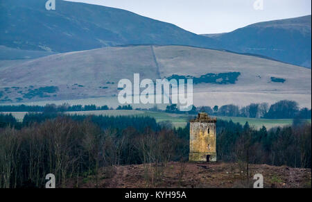 Vista della Torre della Legge dei Cavalieri, 18th secolo in pietra rotonda belvedere e colombaia, Penicuik Estate, Midlothian, Scozia, Regno Unito, il giorno d'inverno Foto Stock