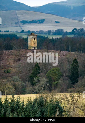 Vista della Torre della Legge dei Cavalieri, 18th secolo in pietra rotonda belvedere e colombaia, Penicuik Estate, Midlothian, Scozia, Regno Unito, il giorno d'inverno Foto Stock