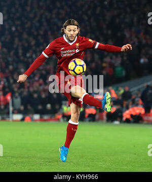 Liverpool è Adam Lallana in azione durante il match di Premier League ad Anfield, Liverpool. Foto Stock