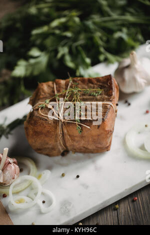 Frammento di salata lardo affumicato in garza con una corda.tradizionale russo e ucraino pasto.il cibo sano con pranami spezie, erbe, cipolla e aglio.Food Foto Stock