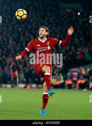 Liverpool è Adam Lallana in azione durante il match di Premier League ad Anfield, Liverpool. Foto Stock