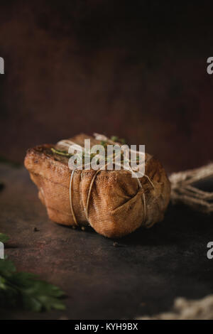 Frammento di salata lardo affumicato in garza con una corda.tradizionale russo e ucraino pasto.il cibo sano con pranami spezie, erbe, cipolla e aglio.Food Foto Stock