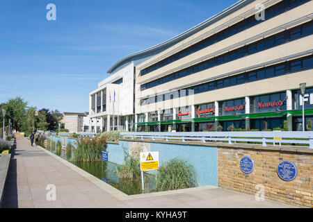 Il Centro Civico, i giardini d'acqua, il collegio di piazza, Harlow, Essex, Inghilterra, Regno Unito Foto Stock