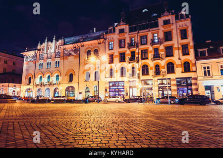 Cracovia in Polonia - Dicembre 15, 2017: Szczepanski Square e il teatro antico nella notte a Cracovia, Polonia Foto Stock