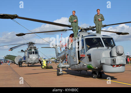 L'equipaggio della Royal Navy Fleet Air Arm si rilassa a bordo di un elicottero Lynx durante uno spettacolo aereo. Beviamo Foto Stock