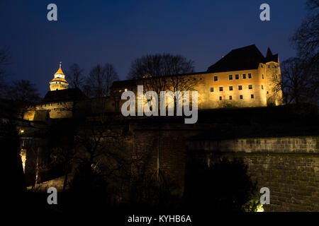 Il castello e le mura della città illuminata di notte in Nuermberg, Germania. Foto Stock