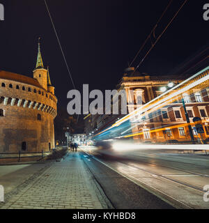 Barbican fortezza nel centro storico di Cracovia di notte, Polonia Foto Stock