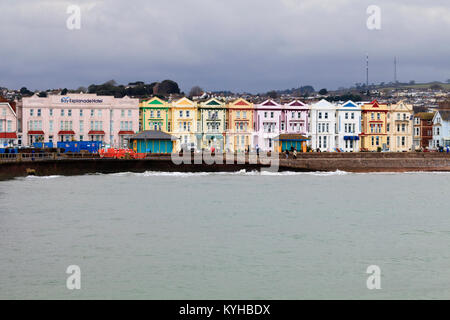 Le variopinte facciate di edifici vittoriani di housing hotels schiarire grigio di una giornata di gennaio sulla spianata a Paignton, Devon, Regno Unito Foto Stock