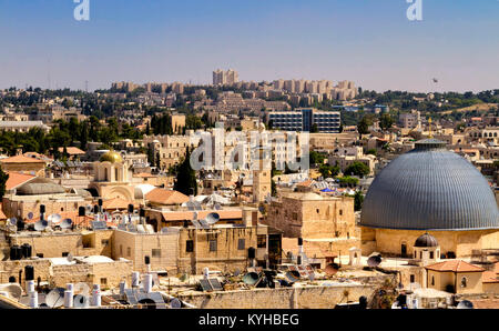Moderno e antico a Gerusalemme: antenne paraboliche sui tetti vicino a cupola della Moschea di Al-Aqsa Foto Stock