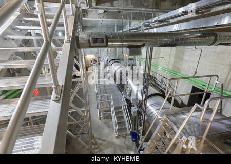 Impianto di trattamento delle acque reflue di ionizzazione ultravioletta sala di trattamento Foto Stock