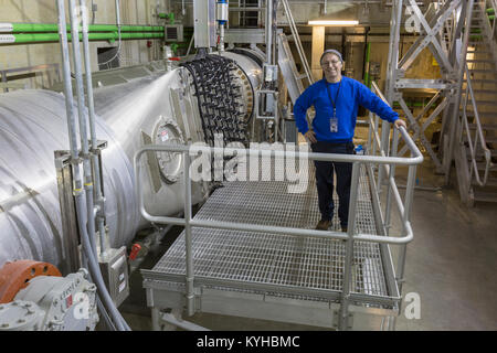 Impianto di trattamento delle acque reflue di ionizzazione ultravioletta sala di trattamento Foto Stock