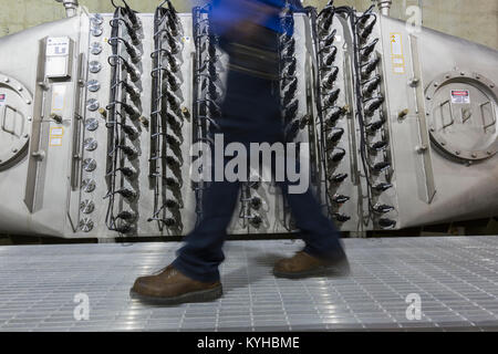 Ingegnere a piedi da impianto di trattamento delle acque reflue di ionizzazione ultravioletta sala di trattamento Foto Stock